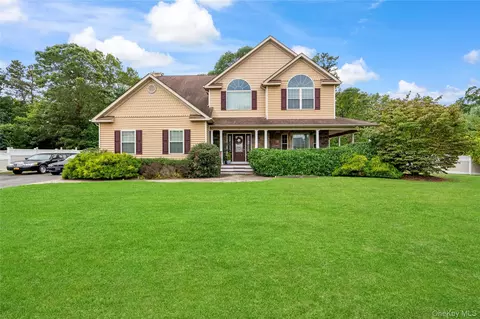 22 Southview Cir, Lake Grove, NY 11755