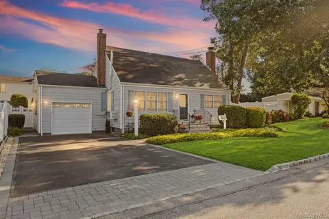 37 Newark St, Lindenhurst, NY 11757