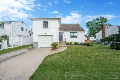 7 Ford Dr W, Massapequa, NY 11758