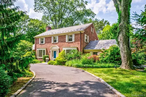 11 Middle Rd, North Hempstead, NY 11050