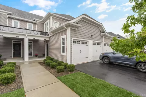 17 Seasons Way #17, Dix Hills, NY 11746