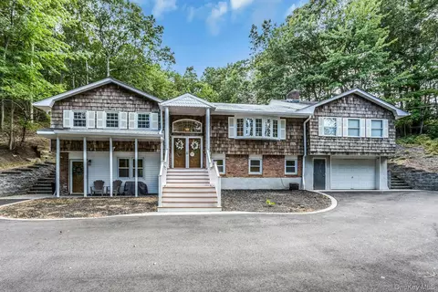 334 Bread And Cheese Hollow Rd, Northport, NY 11768