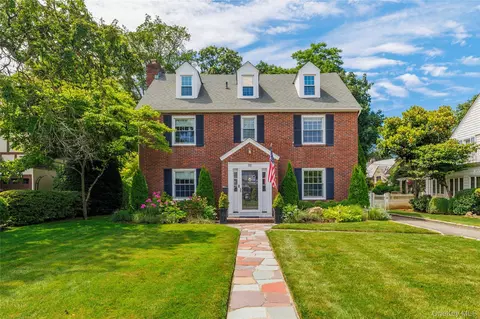 22 Oakdale Rd, Rockville Centre, NY 11570