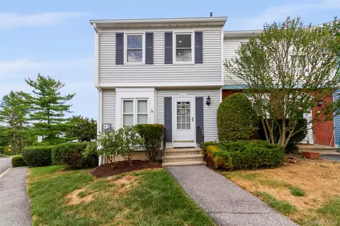 1001 Williamsburg Dr, Mahopac, NY 10541