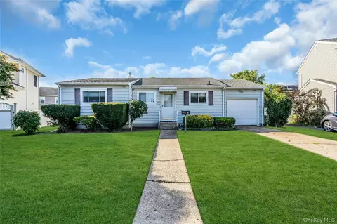 28 Lillian Ln, Plainview, NY 11803