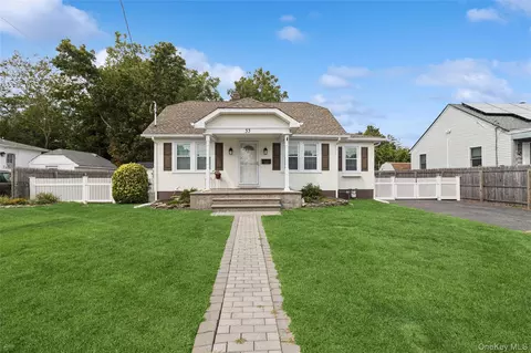 33 Schroeder Ln, Patchogue, NY 11772
