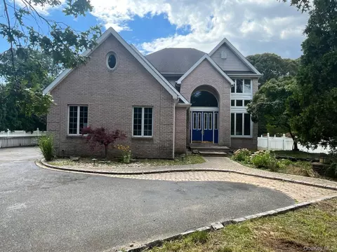 21 Hart Pl # B, Dix Hills, NY 11746