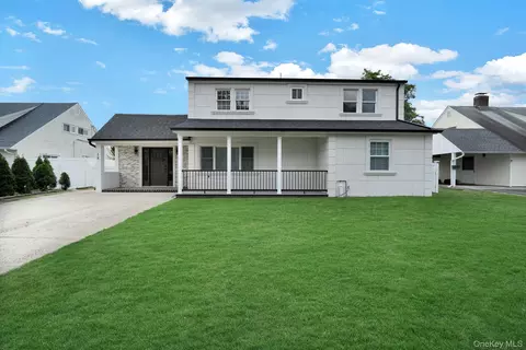 18 Mist Ln, Westbury, NY 11590