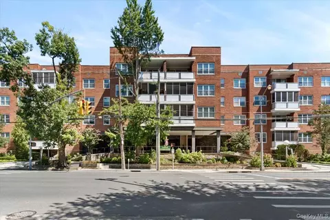 1 Kensington Gate #112, North Hempstead, NY 11023