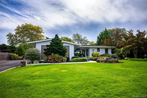 11 Saltmeadow Ln, Bayport, NY 11705
