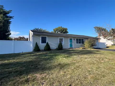 43 Rush St, Port Jefferson Station, NY 11776