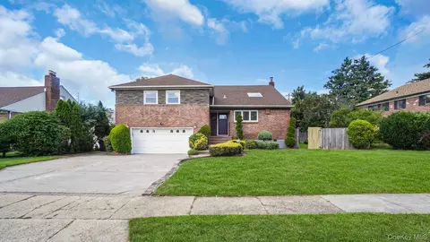 827 Eastfield Rd, North Hempstead, NY 11590