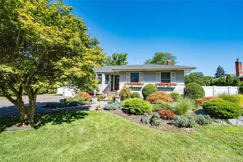 1 Wood Ln, Smithtown, NY 11787