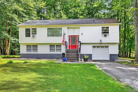 6 Tice Ln, Wallkill, NY 10941