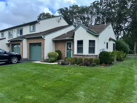 17 Timber Ridge Dr, Holtsville, NY 11742