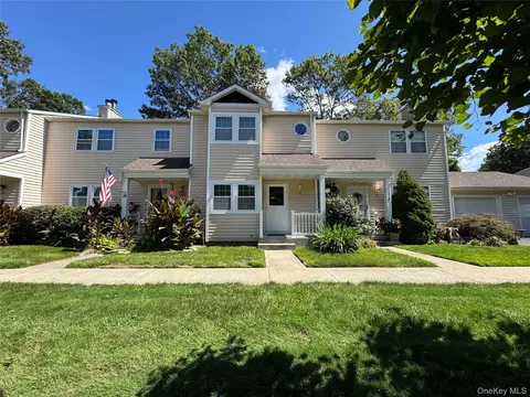 14 Franklin Cmns, Yaphank, NY 11980
