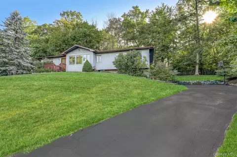 54 Newport Dr, Clarkstown, NY 10954