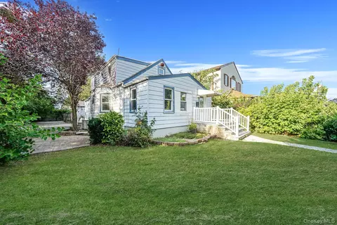 93 Woodside Ave, Freeport, NY 11520