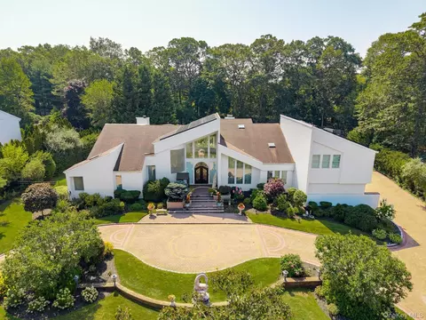 9 Scenic View Ct, Dix Hills, NY 11746