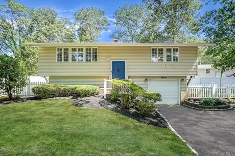 7 Deepdale Dr, Commack, NY 11725
