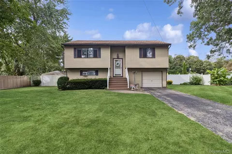 127 Floral Park St, Islip Terrace, NY 11752