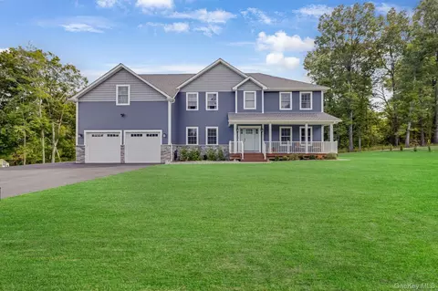 11 Knight Ct, New Windsor, NY 12553