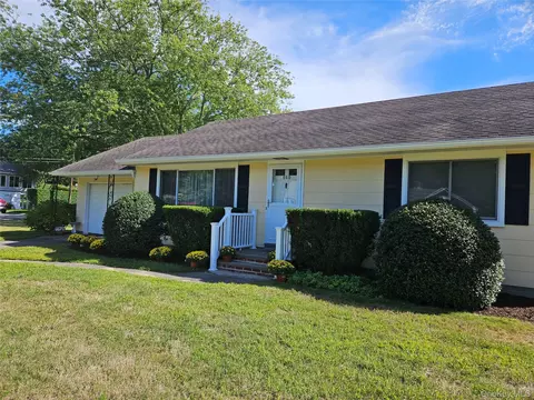 550 Pine Neck Rd, Southold, NY 11971