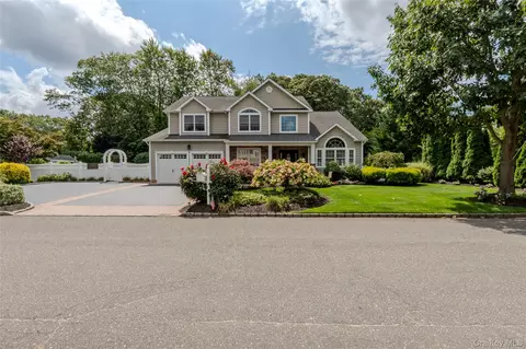 6 Hearthstone Ln, Nesconset, NY 11767