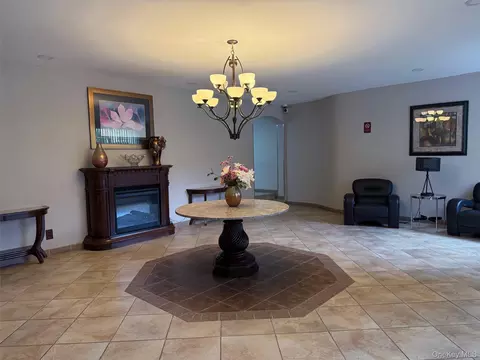 5 Oakdale Mnr #C1, Ramapo, NY 10901
