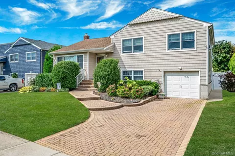 552 Benton Rd, East Meadow, NY 11554