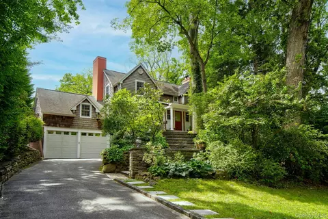 96 Davis Rd, North Hempstead, NY 11050