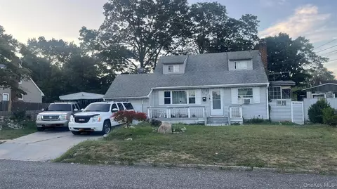 475 Clift St, Central Islip, NY 11722