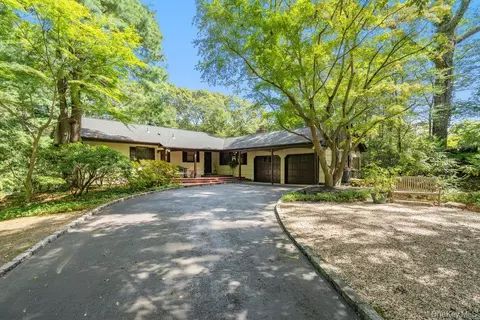 7 Chatham Pl, Dix Hills, NY 11746