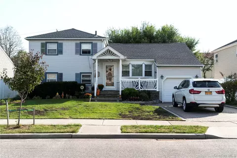 3558 Roanoke St, Seaford, NY 11783