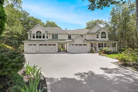 396 Eastport Manor Rd, Manorville, NY 11949