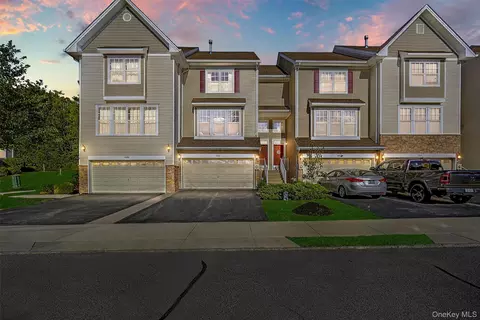 1004 Hawthorn Way, New Windsor, NY 12553