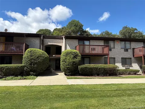 8 Secora Rd #J-16, Ramapo, NY 10952