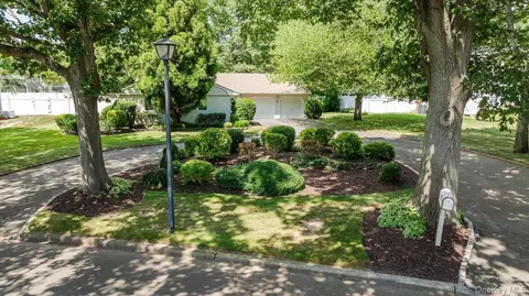 10 Pashen Pl, Dix Hills, NY 11746