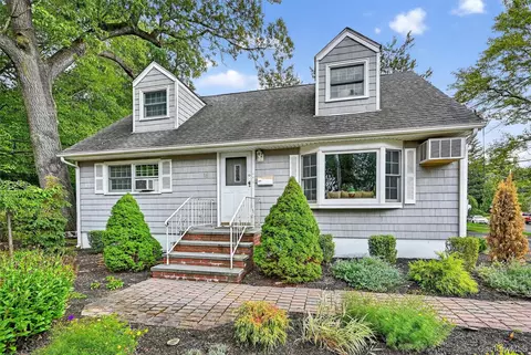 15 Bellows Ln, Clarkstown, NY 10956