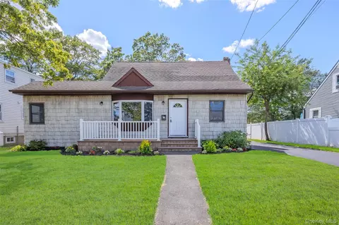 196 S Broome Ave, Lindenhurst, NY 11757