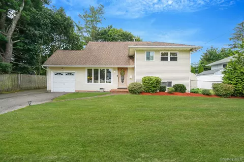 41 Wiltshire Dr, Commack, NY 11725