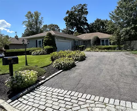 19 Oak Point Dr W, Bayville, NY 11709