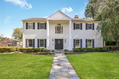 17 Yoakum St, Farmingdale, NY 11735