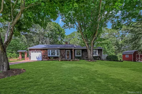 3 Peter Ct, Manorville, NY 11949