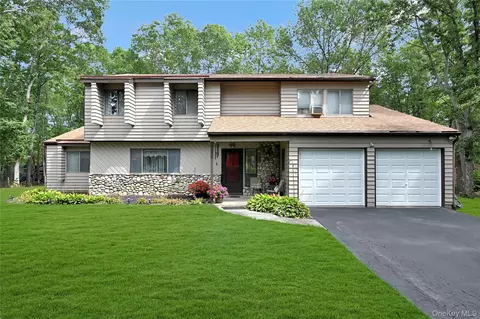 15 Hastings Dr, Ridge, NY 11961