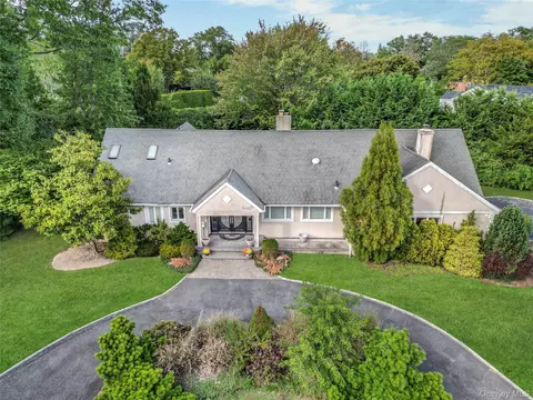 4 Willow Ln, Hewlett, NY 11557