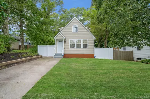 14 Hawthorne St, Mastic, NY 11950