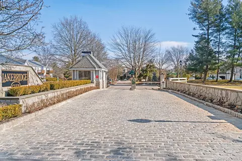2 Lakebridge Dr S #2, Kings Park, NY 11754