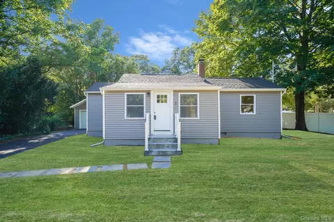 2 Myrtle Ln, Coram, NY 11727
