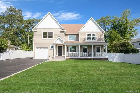 19 Marianna Pl, East Islip, NY 11730